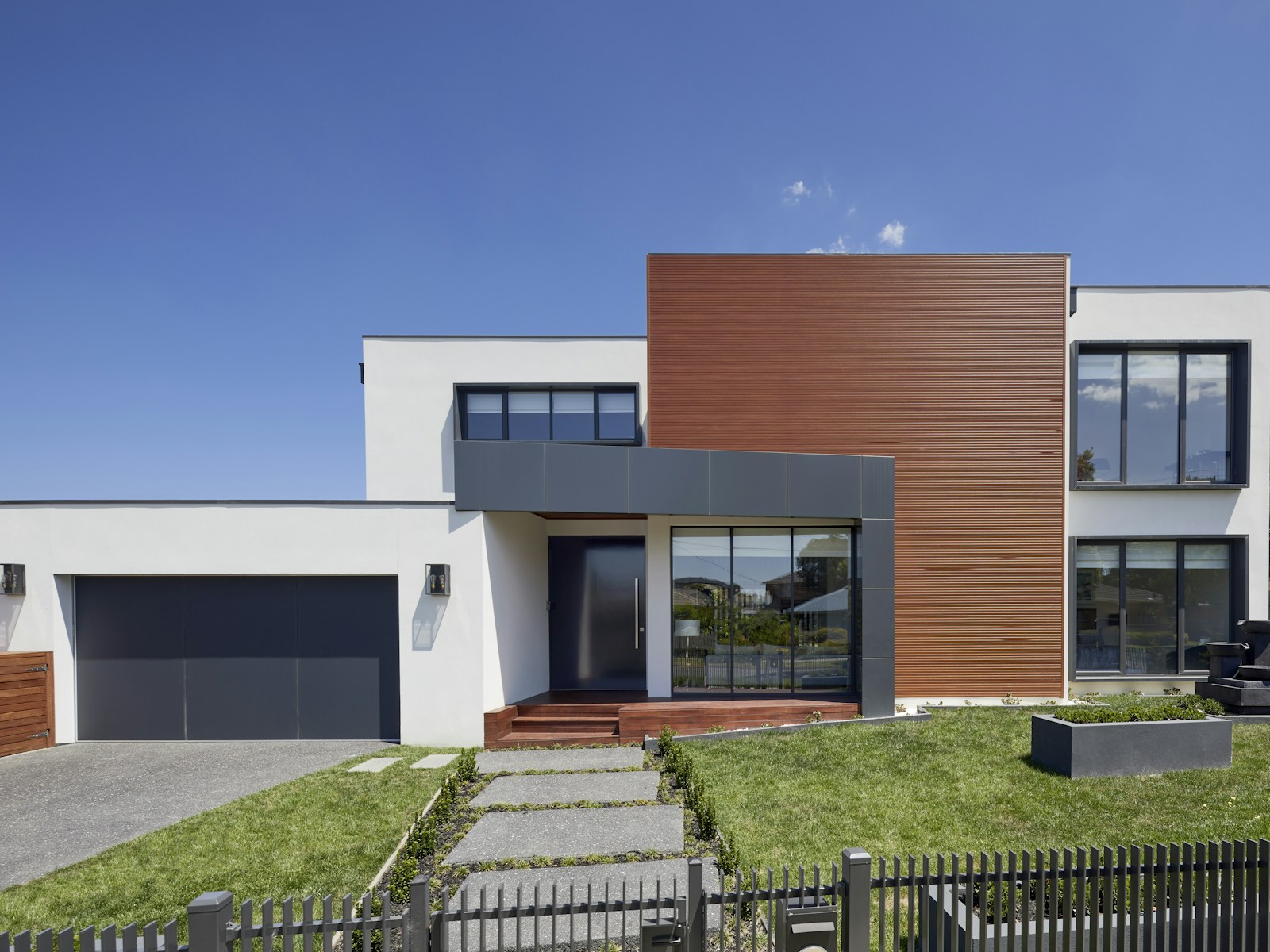 House with garden and pool